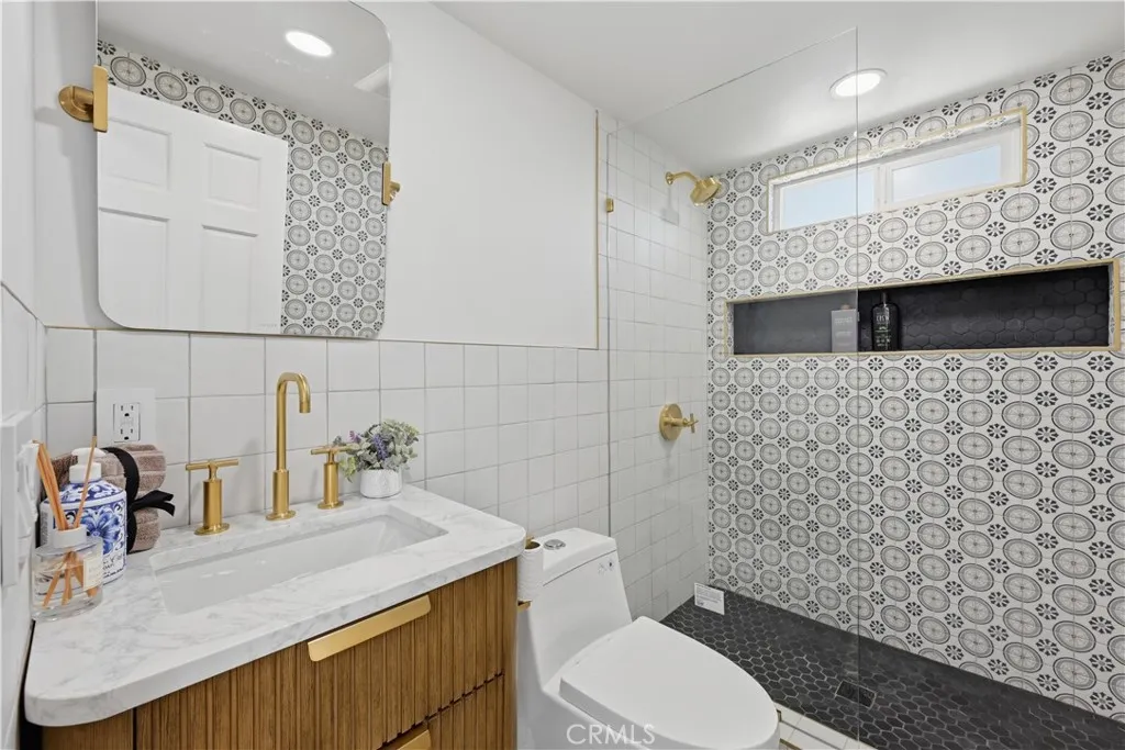 1st Floor Bath