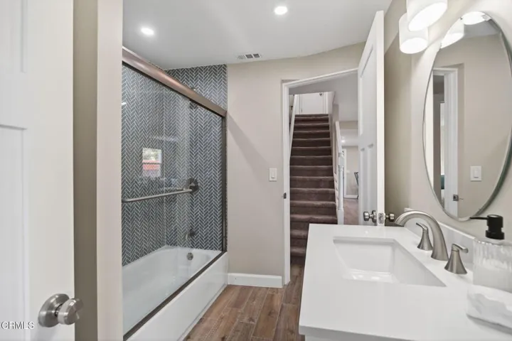 24-web-or-mls-UpmarketMedia_201Olive-095