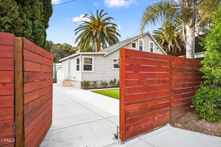 2-web-or-mls-UpmarketMedia_201Olive-015