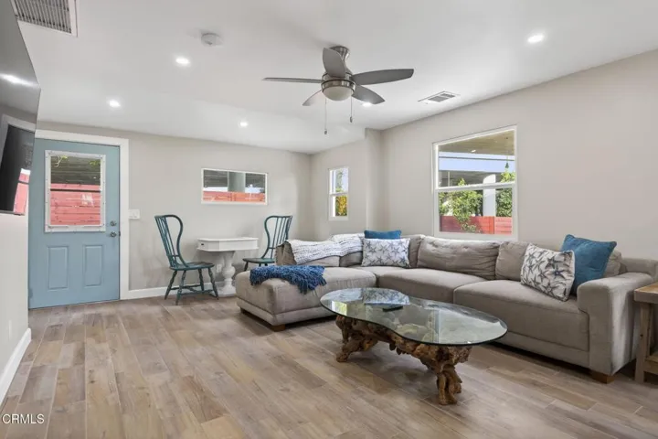 11-web-or-mls-UpmarketMedia_201Olive-075