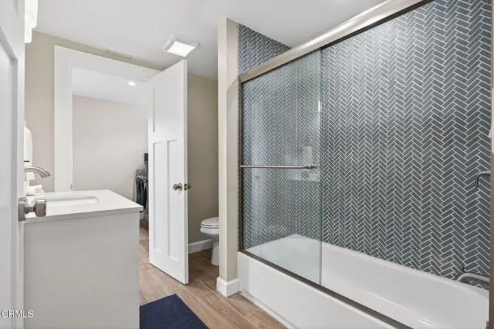 23-web-or-mls-UpmarketMedia_201Olive-093