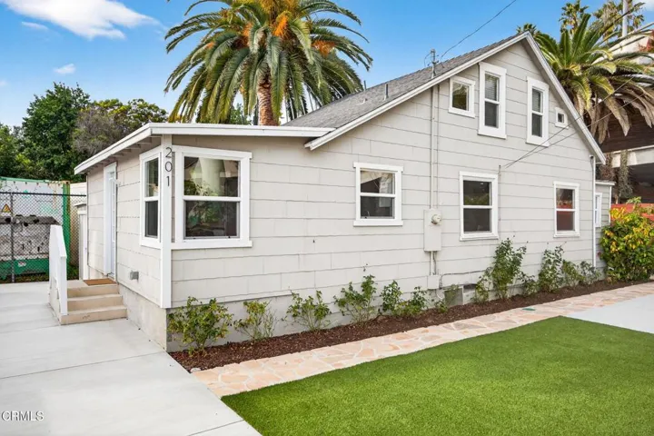 6-web-or-mls-UpmarketMedia_201Olive-023