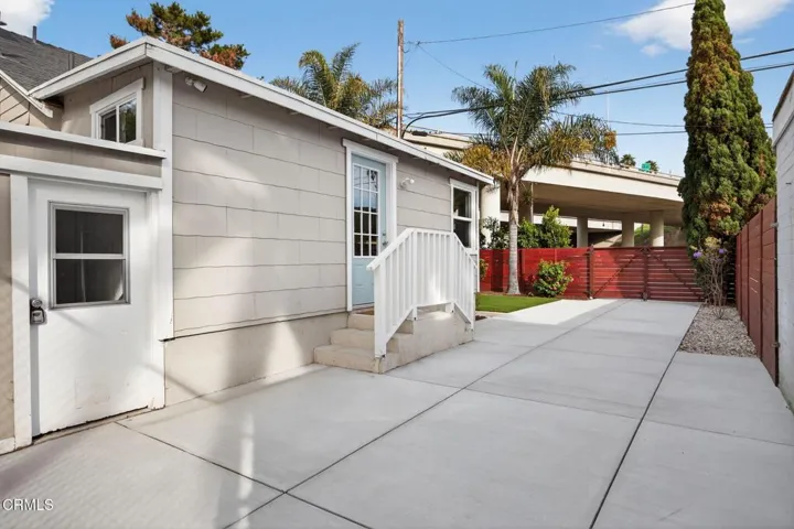 38-web-or-mls-UpmarketMedia_201Olive-006