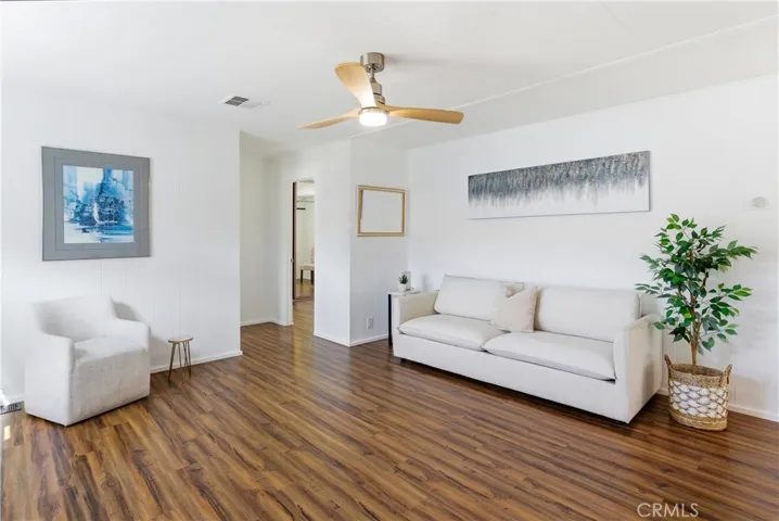 LARGE LIVING ROOM