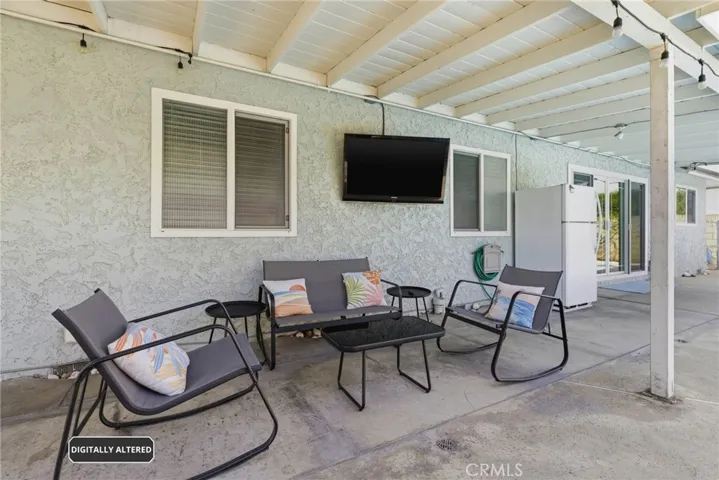 Relaxing Covered Patio w/TV