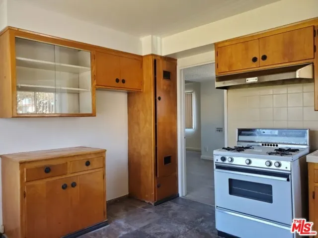 16004 Kitchen