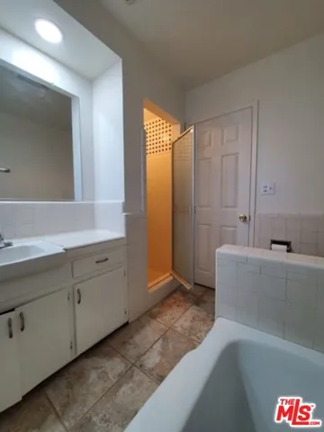 16004 Bathroom