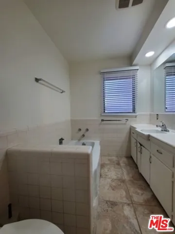 16004 Bathroom