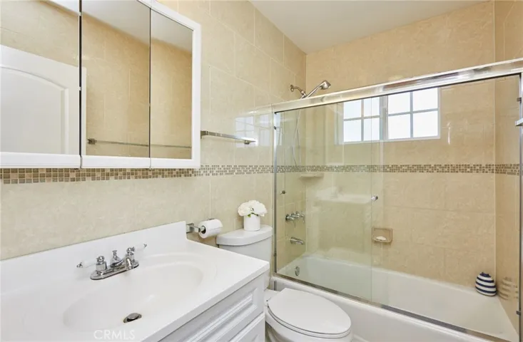 17827 Burbank Boulevard, Encino, California 91316
