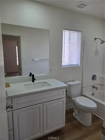 11426 215th B, Lakewood, California 90715