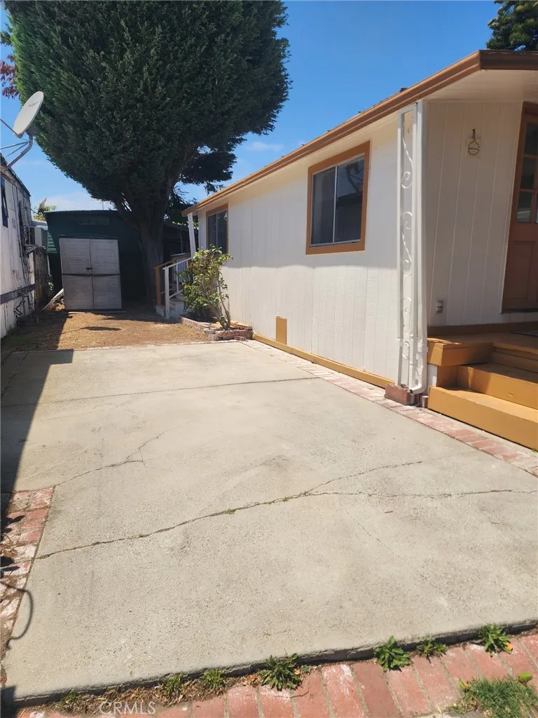 long driveway and yard space