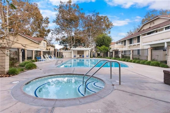Association pool and jacuzzi