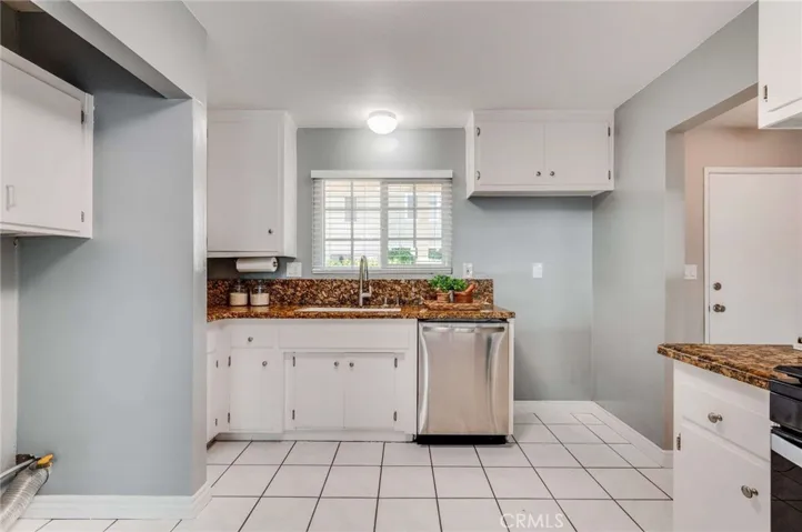 Light and Bright Kitchen with Beautiful Granite Countertops