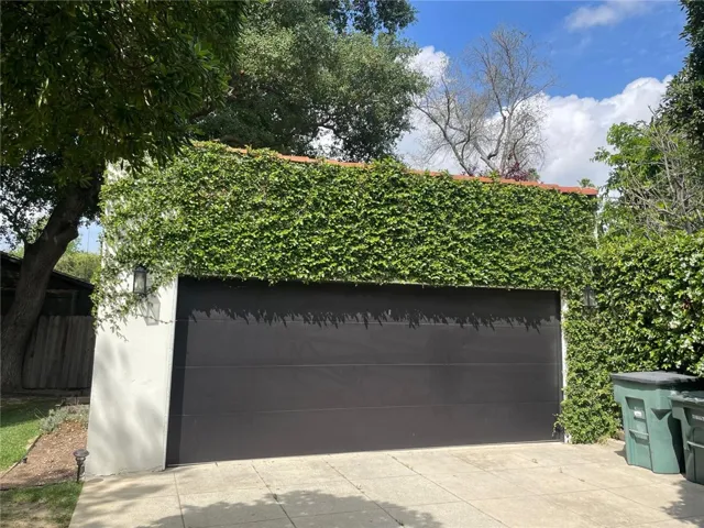 2-car garage with automatic garage door
