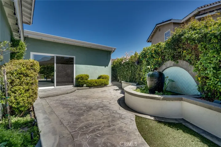 Outdoor yard w/water feature!