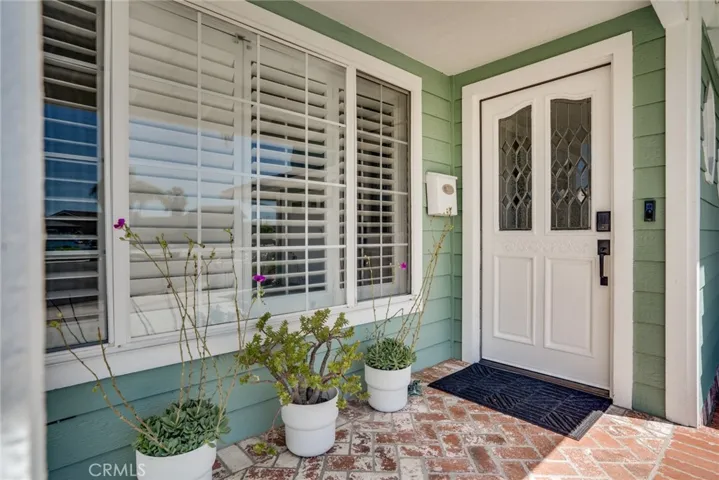 Look at this cute front porch!