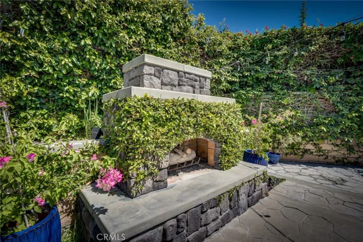 Outdoor yard w/fireplace + patio cover!
