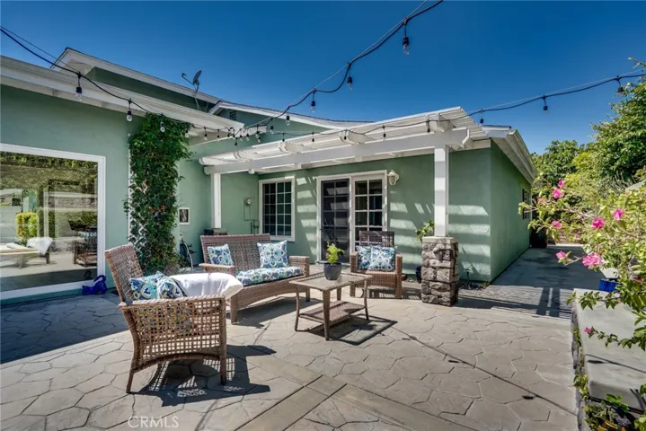 Outdoor yard w/fireplace + patio cover!
