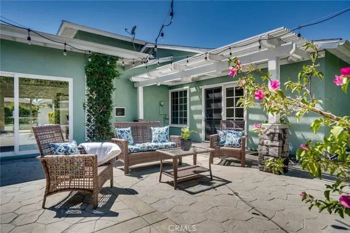 Outdoor yard w/fireplace + patio cover!