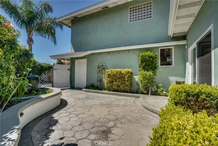 Outdoor yard w/water feature!