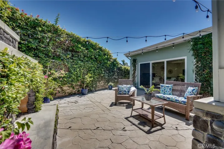 Outdoor yard w/fireplace + patio cover!
