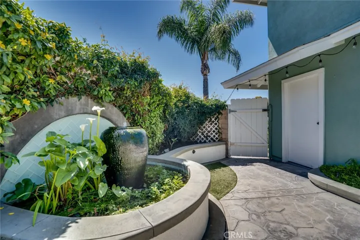 Outdoor yard w/water feature!