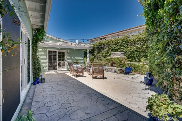 Outdoor yard w/fireplace + patio cover!