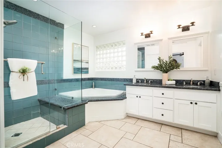 Upstairs primary bathroom w/dual sinks!