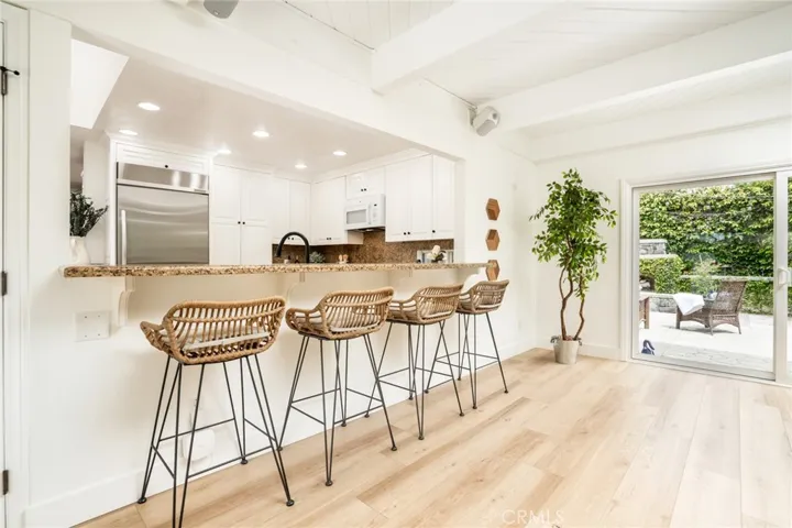 Large breakfast bar!