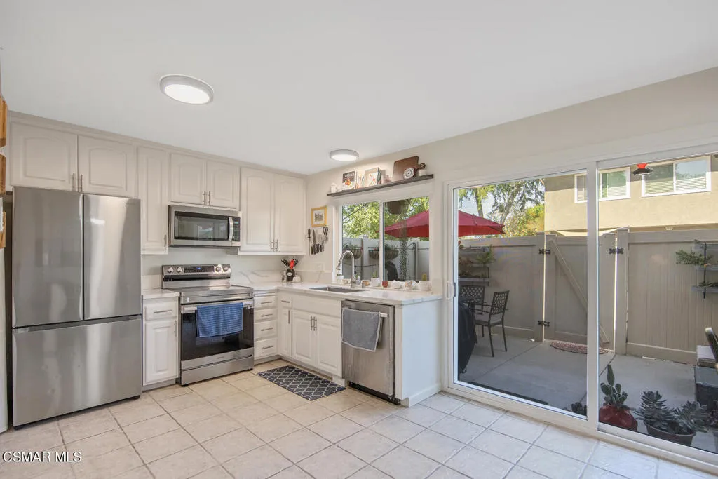 2647 La Paloma Cir Thousand-large-010-00