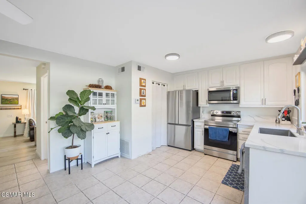2647 La Paloma Cir Thousand-large-014-02