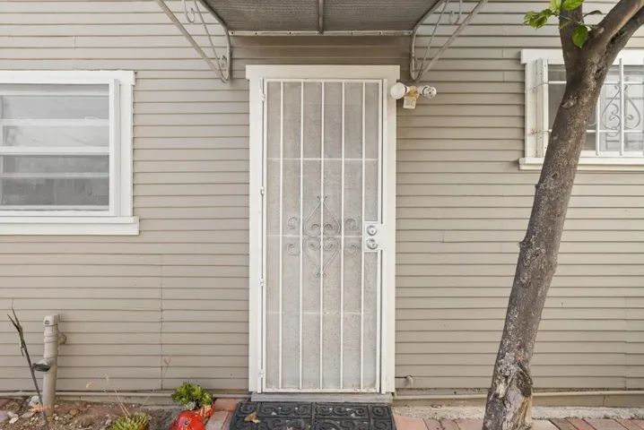 This is the entrance to the 2nd unit 4020 Front Street