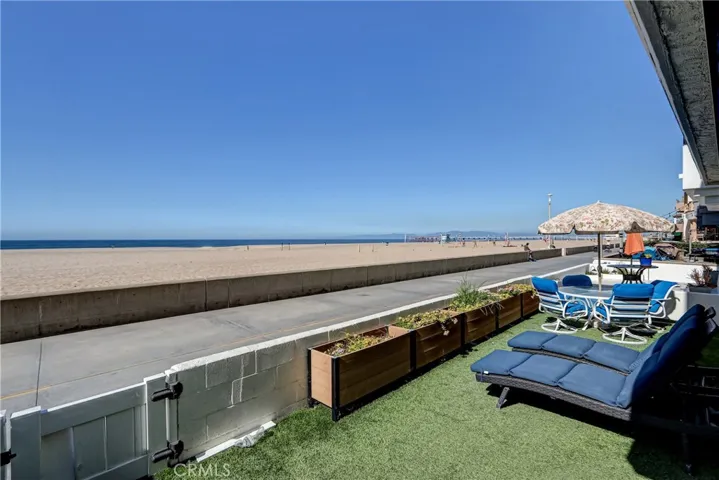 LARGE Exclusive use front patio area - not shared with other units!