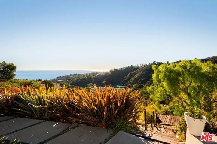 817 Enchanted Way, Pacific Palisades, California 90272