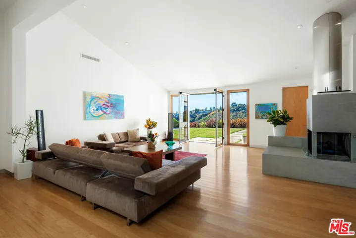 817 Enchanted Way, Pacific Palisades, California 90272