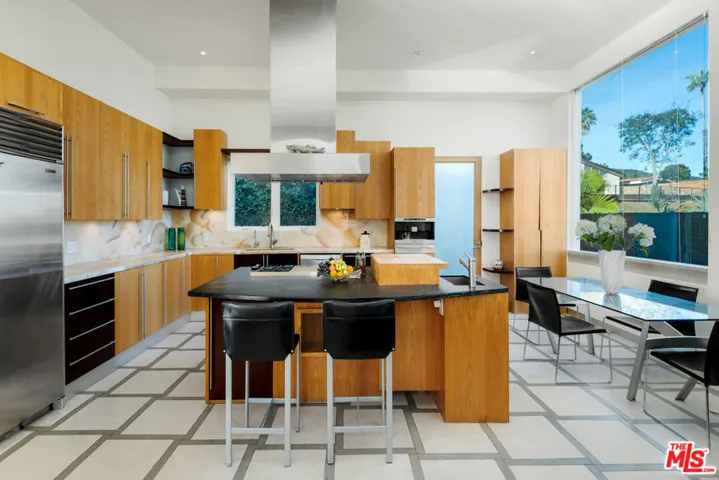 817 Enchanted Way, Pacific Palisades, California 90272