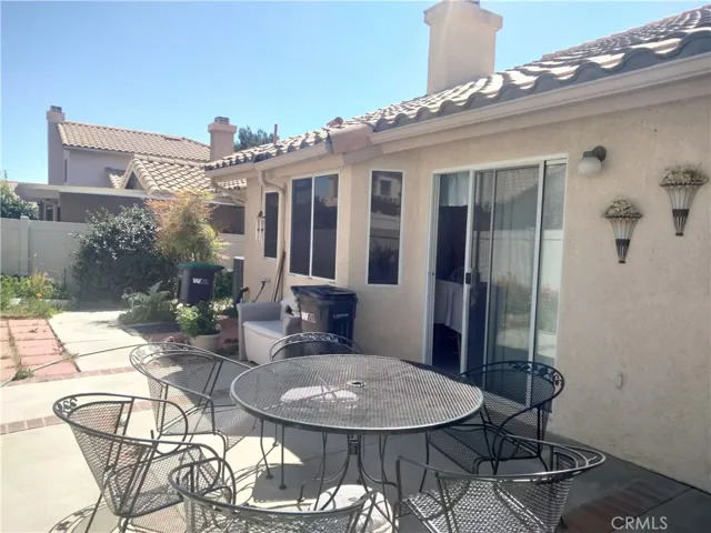 back yard has patio set