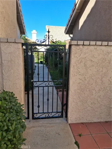 side gate to back yard