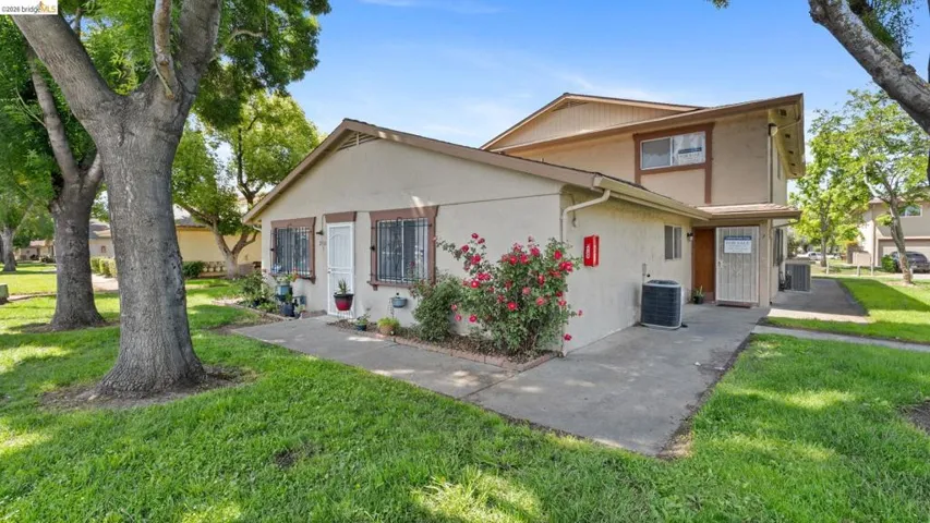 View of front of property featuring a front lawn and stucco siding