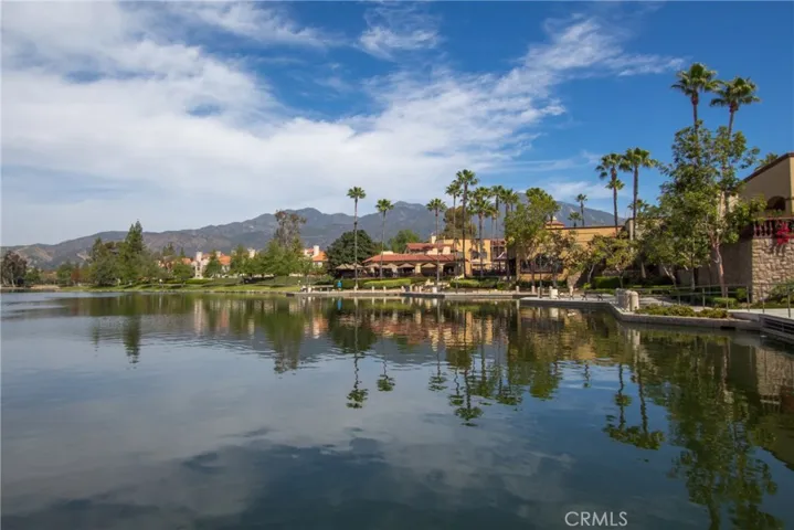 Shopping, restaurants, entertainment, banking within walking distance
