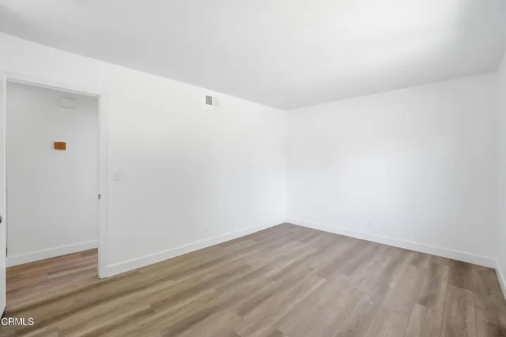 23_bedroom