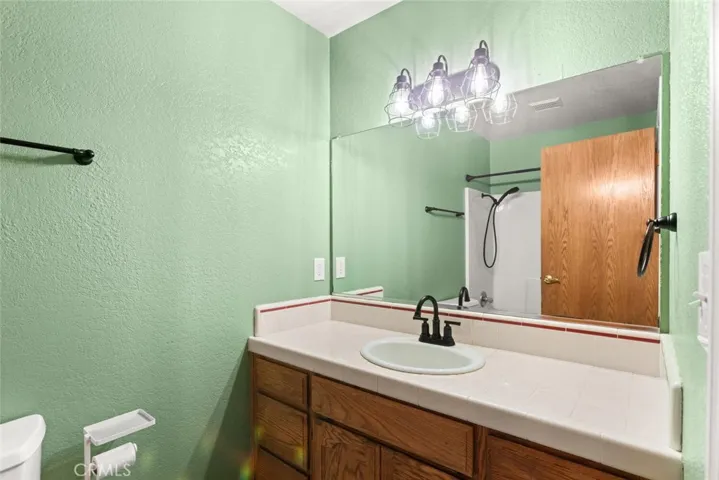 Guest bath with tub/shower combo.