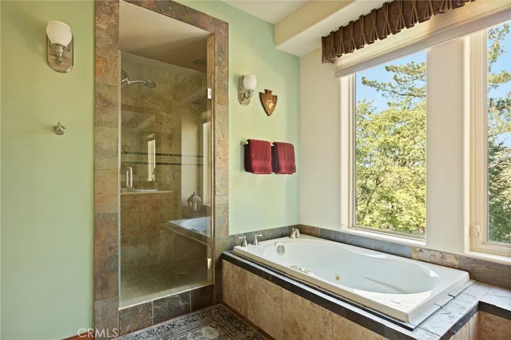 Jetted Tub to Enjoy a Bubble Bath!