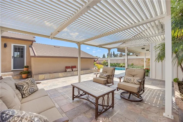 Pergola sunshade can close to a sunshade