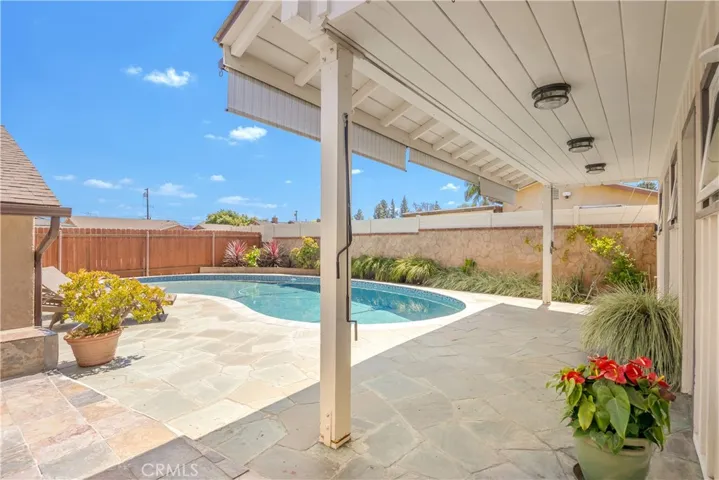 Pool house coevered deck