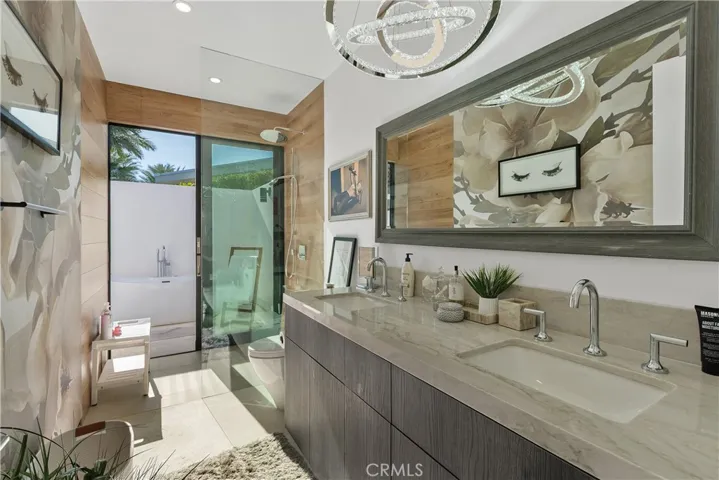 SECONDARY BATH WITH  OPEN AIR TUB