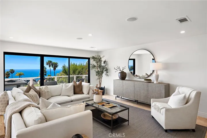 725 Balboa Avenue, Laguna Beach, California 92651
