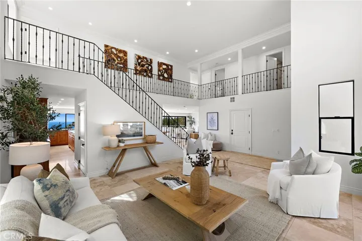 725 Balboa Avenue, Laguna Beach, California 92651