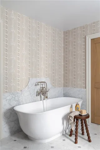 Primary soaking tub