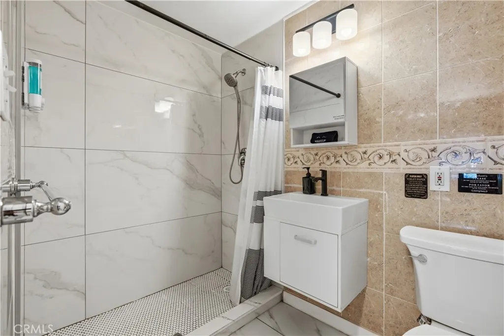 main house bathroom shared by two bedrooms